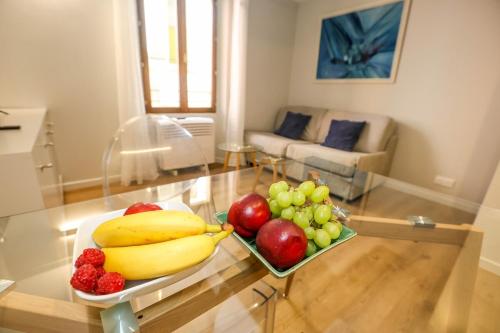 - un plateau de fruits sur une table dans le salon dans l'établissement Elegant & charming 2-room blue, à Grasse