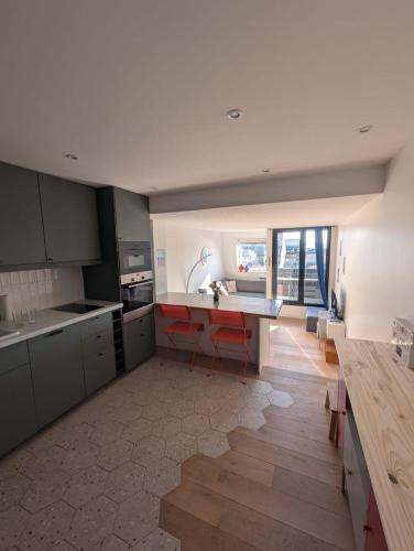 une grande cuisine avec un comptoir et une table dans l'établissement Dans la Marina, charmant appartement, à Deauville