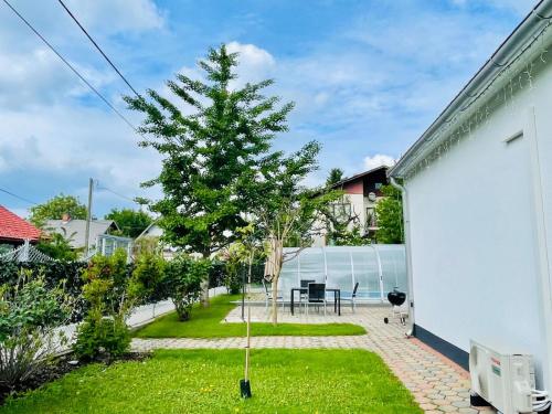 Villa in Vienna in perfect Situaton near VIC and Donau Park with Pool and private Garden sleeps 4 with 2 bedrooms, kitchen and livingroom and bath and private parking