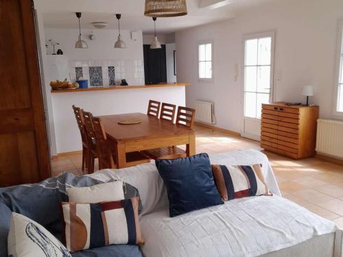 un salon avec un canapé et une table dans l'établissement Belle maison 6 pièces proche plage à La Guérinière - FR-1-224B-239, à La Guérinière