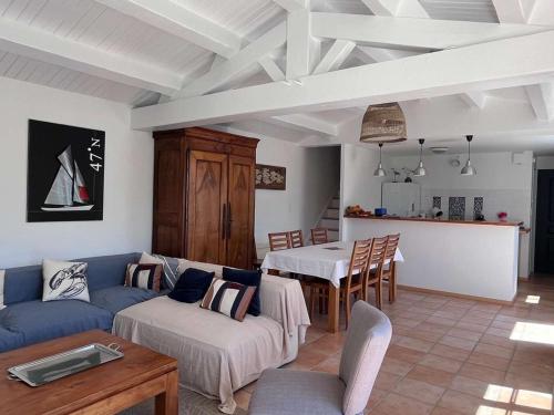 un salon avec un canapé et une table dans l'établissement Belle maison 6 pièces proche plage à La Guérinière - FR-1-224B-239, à La Guérinière