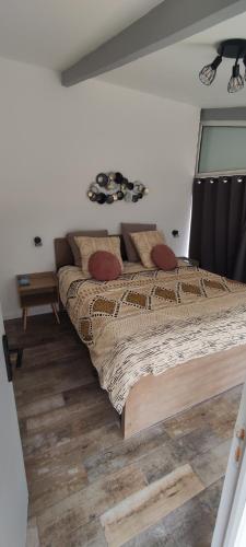 une chambre avec un grand lit dans une pièce dans l'établissement Le Petit Clos des Chênes - 100% privatif, à Villeneuve-lès-Avignon