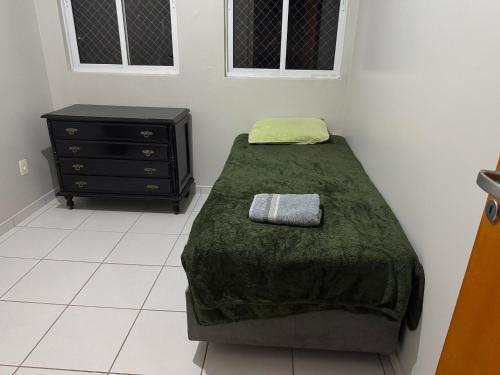 a small bedroom with a bed and a dresser at Apartamento Aconchegante em Localização Central in Toledo