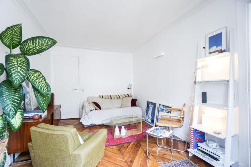 un salon avec un canapé et une table dans l'établissement Beautiful Design Apt In Paris Near The Louvre, à Paris