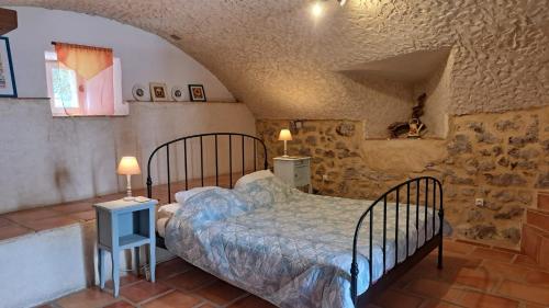 une chambre avec un lit dans une pièce dans l'établissement Chateau du Fraissinet, 6 gites sleeping 2-8 guests, Pool and River on site, à Le Fraissinet