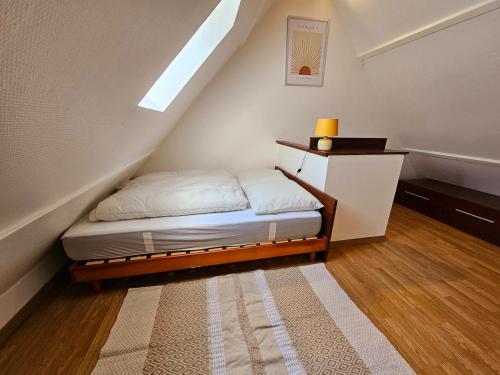 - une petite chambre mansardée dans l'établissement Cottage Family, à Blonville-sur-Mer