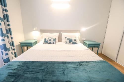 - une chambre avec un grand lit et 2 tables dans l'établissement Fabulous Green 2-room apartment in the center of Grasse, à Grasse