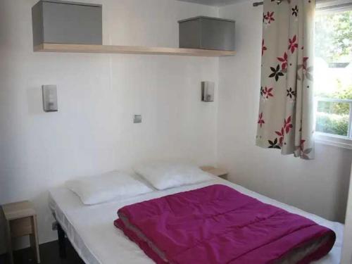 - une chambre avec un lit recouvert d'une couverture violette dans l'établissement Camping 4 étoiles - Parc aquatique - ccbahfb, à Saint-Hilaire-de-Riez