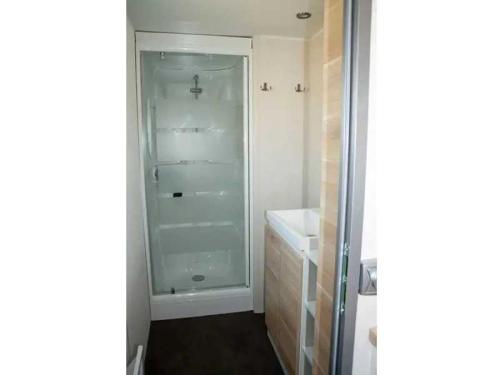 une salle de bain avec douche et lavabo dans l'établissement Camping 4 étoiles - Parc aquatique - ccbahfb, à Saint-Hilaire-de-Riez