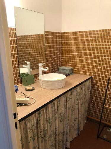 une salle de bain avec un lavabo et un miroir dans l'établissement Appartement F3 St Cyprien plage, à Saint-Cyprien