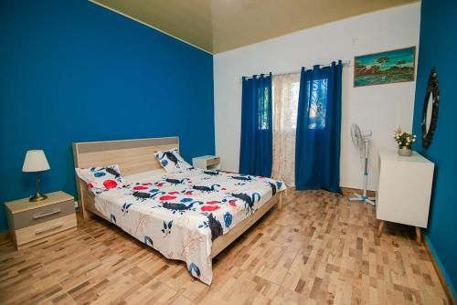 Ένα ή περισσότερα κρεβάτια σε δωμάτιο στο VILLA MAHATSINJO Antsiranana
