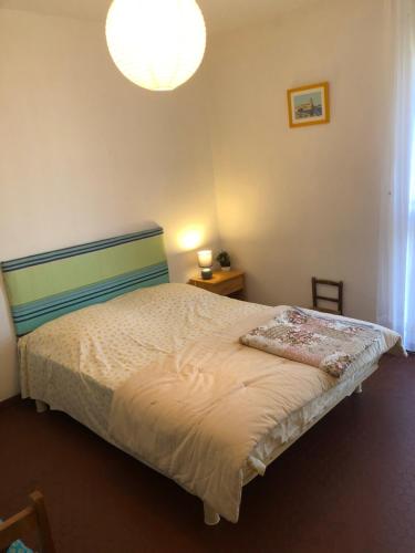 - une chambre avec un lit et une lumière dans l'établissement Appartement F3 St Cyprien plage, à Saint-Cyprien