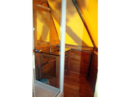 une armoire en verre avec une table dans une pièce dans l'établissement Camping 4 étoiles - Parc aquatique - ccbahge, à Saint-Hilaire-de-Riez