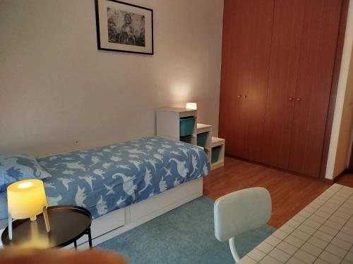 a bedroom with a bed and a table and a chair at Casa Familiar Porto in Porto