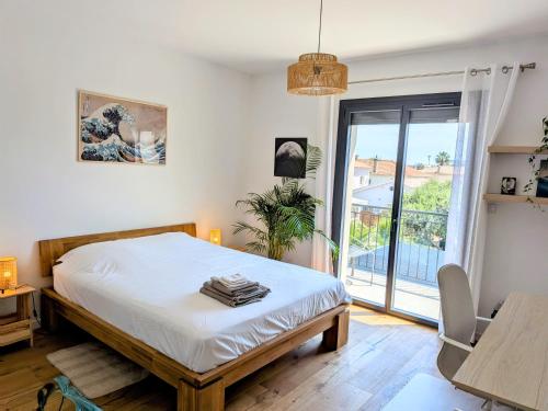 une chambre avec un lit et une grande fenêtre dans l'établissement Villa Mona 