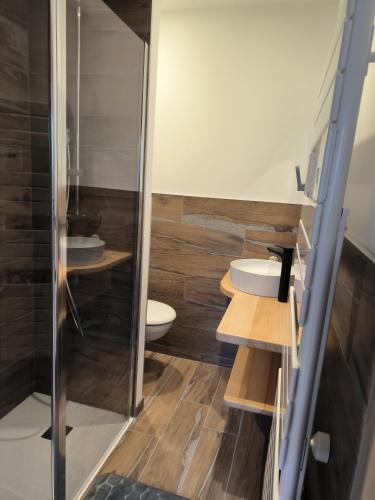 une salle de bain avec deux lavabos et une douche dans l'établissement Chez Julia, à Azerailles