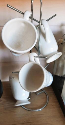 un groupe d'ustensiles blancs posés sur une table dans l'établissement Chalet - Mer - Nature - village médiéval, au Castellet