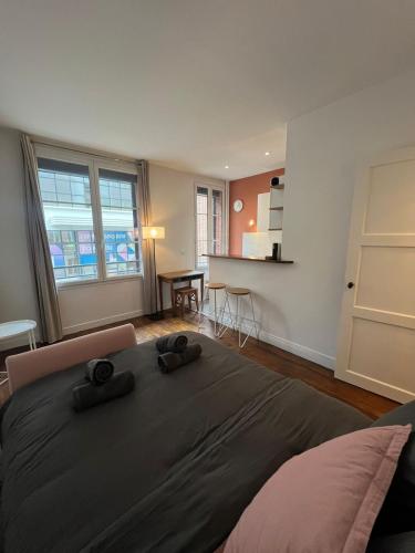 une chambre avec un grand lit et une cuisine dans l'établissement Luxury Suite Saint-Germain - Notre-Dame, à Paris