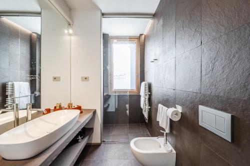 a bathroom with a tub and a sink and a toilet at Parigina - CaSanGiorgio104 in Medesano