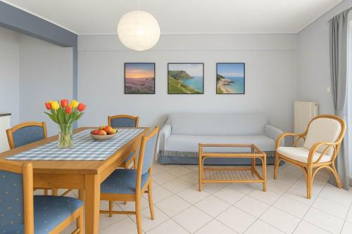 Χώρος καθιστικού στο Beachfront Cozy House - Kiatos' Seaview Retreat