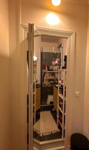 - un couloir avec un miroir dans l'établissement Petit paradis, à Courbevoie