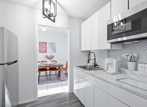 Η κουζίνα ή μικρή κουζίνα στο Modern 2BR Comfort for 5 People - 20 Mins to NYC