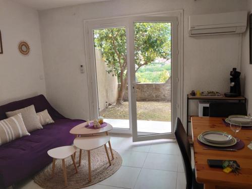 un salon avec un canapé et une table dans l'établissement 3CPF29 Appartement avec jardinet et parking, proche centre-ville, à Collioure