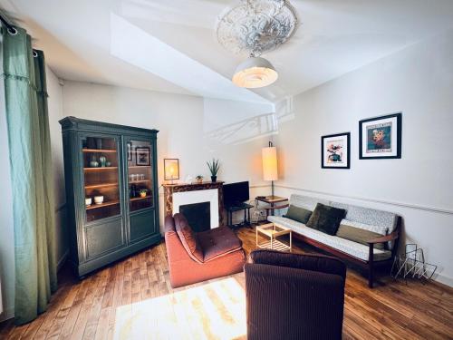 un salon avec un canapé et une cheminée dans l'établissement Le JaKadi, Townhouse, Rennes city center, à Rennes