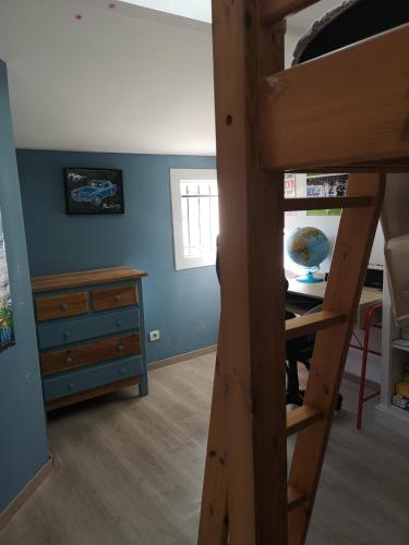 - une chambre avec des lits superposés et une commode dans l'établissement Belle maison familiale avec piscine, city stade, et nombreuses activités, à Cournonterral