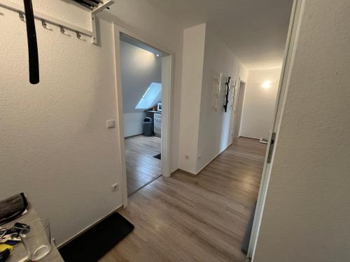 an empty hallway with a door leading into a room at Ferienwohnung Sonnenschein Gartenblick in Uelzen