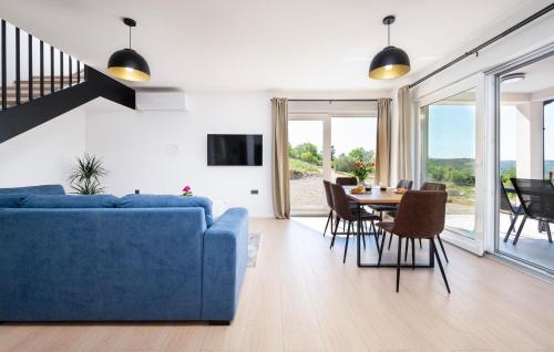 Μια τηλεόραση ή/και κέντρο ψυχαγωγίας στο Cozy Home In Labin With Wifi