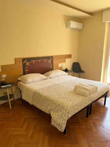 um quarto com uma cama grande com cabeceira de madeira em La terrazza di Vittoria em Verona