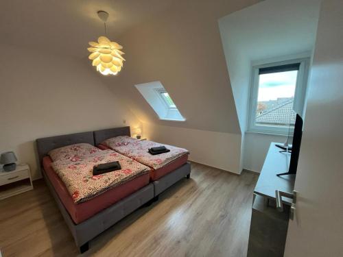 a small bedroom with a bed and a window at Ferienwohnung Sonnenschein Gartenblick in Uelzen