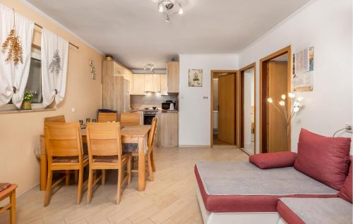 O bucătărie sau chicinetă la Amazing Apartment In Banjol With Wifi