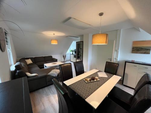 a living room with a table and a couch at Ferienwohnung Sonnenschein Gartenblick in Uelzen
