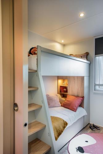 a bedroom with a bunk bed in a room at PetraLegna in Porto-Vecchio