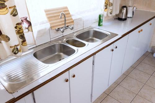 Kuchyň nebo kuchyňský kout v ubytování Unique Comfort Guest House