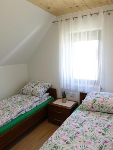 Postel nebo postele na pokoji v ubytování Agroturystyka Nad Lasem - Domki w górach