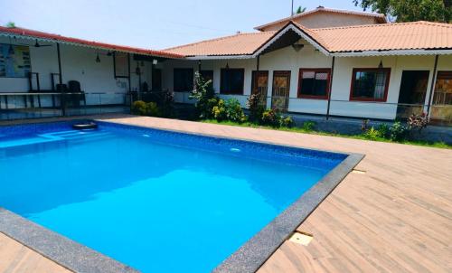 Piscina de la sau aproape de Shri Swami Krupa Holiday Resort