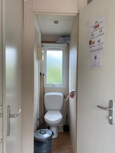Elle comprend une petite salle de bains pourvue de toilettes et d'une fenêtre. dans l'établissement Mobil home pour 6, près de la mer, dans un camping 4 étoiles à 20min de Montpellier., à Vic-la-Gardiole