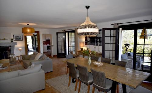 un salon avec une table et des chaises en bois dans l'établissement Villa Capocio, à Cavalaire-sur-Mer