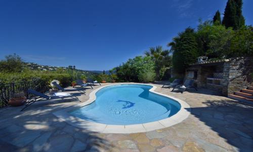 - une piscine avec un dauphin au milieu dans l'établissement Villa Capocio, à Cavalaire-sur-Mer
