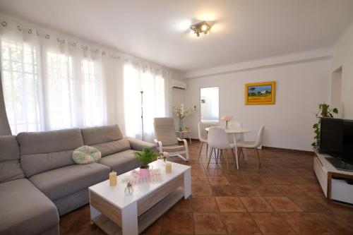 Three bedrooms apartment in Aix en Pce