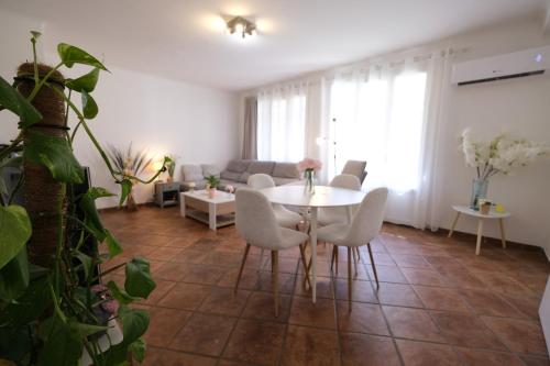 un salon avec une table et des chaises blanches dans l'établissement Three bedrooms apartment in Aix en Pce, à Aix-en-Provence