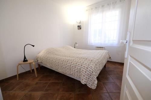 une chambre blanche avec un lit et une fenêtre dans l'établissement Three bedrooms apartment in Aix en Pce, à Aix-en-Provence
