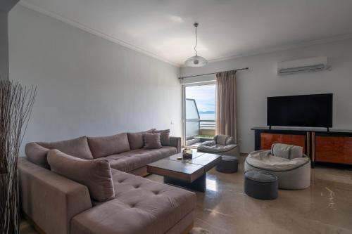 Coral Serviced Apartments with Sea View and Balcony