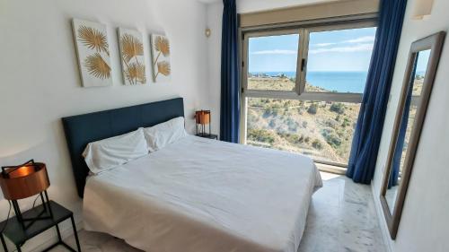 sypialnia z łóżkiem i dużym oknem w obiekcie Benidorm High rise apartments - Sea Views - Torre Lugano w mieście Benidorm