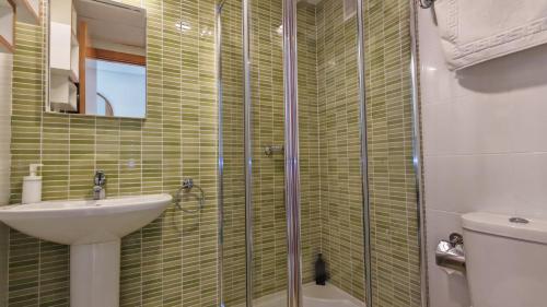 łazienka z prysznicem, umywalką i toaletą w obiekcie Benidorm High rise apartments - Sea Views - Torre Lugano w mieście Benidorm