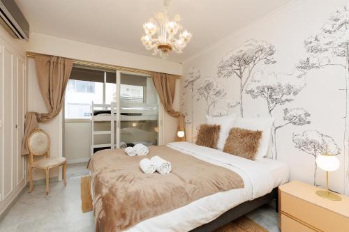 une chambre avec un grand lit avec des serviettes dessus dans l'établissement Fettolina YourHostHelper, à Cannes