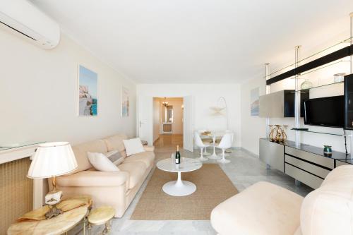un salon avec un canapé et une table dans l'établissement Fettolina YourHostHelper, à Cannes